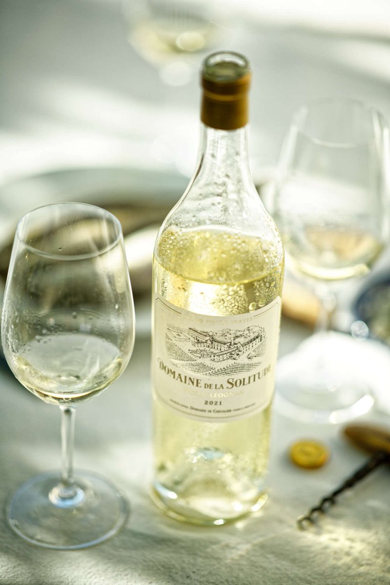 Bars mouchetés pêchés à la ligne (en kayak !).
Pour les cuisiner : farcir d’une compotée d’oignons avec zeste de citron vert, fleur de sel, poivre, filet d’huile d’olive. 20 mn au four à 180°.
Chair fine et délicate qui s’accompagne d’un élégant Domaine de la Solitude blanc…