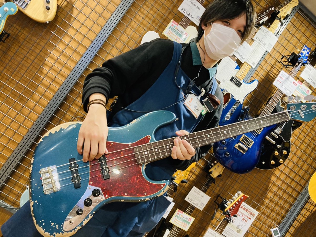 shima_yokohama's tweet photo. こんばんは！店長の久保田ですm(_　
_)m
本日は横浜店にBlack Smokerのベースが上陸(入荷)しました(´▽｀)
しかも島村楽器オリジナルフィニッシュを採用した限定モデルですッ！順次ギタセレに詳細・掲載しますね。スタッフ湯田さんもなんだかテンション上がってます♪ https://t.co/1umkOkrLy4