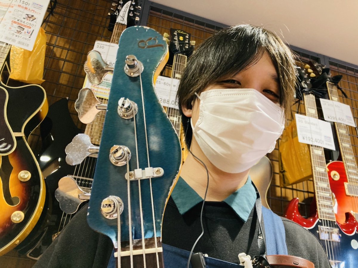 shima_yokohama's tweet photo. こんばんは！店長の久保田ですm(_　
_)m
本日は横浜店にBlack Smokerのベースが上陸(入荷)しました(´▽｀)
しかも島村楽器オリジナルフィニッシュを採用した限定モデルですッ！順次ギタセレに詳細・掲載しますね。スタッフ湯田さんもなんだかテンション上がってます♪ https://t.co/1umkOkrLy4