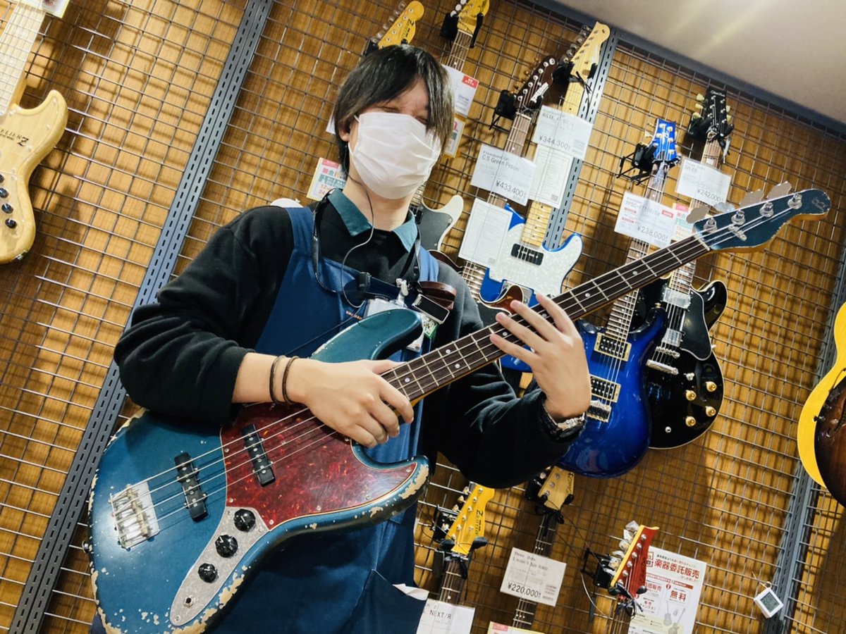 shima_yokohama's tweet photo. こんばんは！店長の久保田ですm(_　
_)m
本日は横浜店にBlack Smokerのベースが上陸(入荷)しました(´▽｀)
しかも島村楽器オリジナルフィニッシュを採用した限定モデルですッ！順次ギタセレに詳細・掲載しますね。スタッフ湯田さんもなんだかテンション上がってます♪ https://t.co/1umkOkrLy4