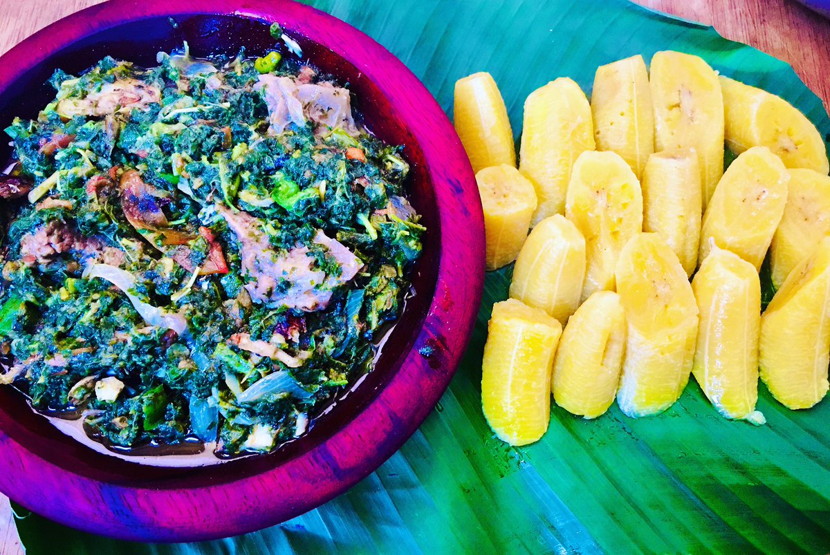 Restau_AQ's tweet photo. Sauté de Folong, récolté des champs des villages du Centre Cameroun, à l’huile de coton provenant de la partie septentrionale de l’Afrique en miniature, contenant une kyrielle de morceaux de bœuf ajustée de bribes de poisson fumé et encradré par des plantains mûrs cuits à la vap. https://t.co/gmEGogSjgh