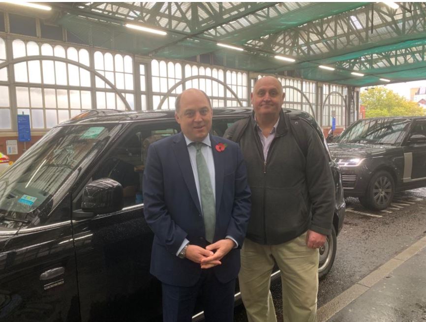 Today many of our volunteer cab drivers are assisting @PoppyLegion
on #LondonPoppyDay. Pictured is the Defence Minister @BWallaceMP with our Vice President @dickg58 at Waterloo Station.