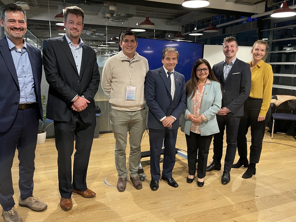 CDP's tweet photo. CDP welcomed to its #Berlin office a delegation from #Peru led by the Minister and the Vice-Minister of Environment, the Director of the Office of Cooperation and International Affairs of the Ministry of Agrarian Development and Irrigation... 1/3 https://t.co/UrnnBU6Jy5
