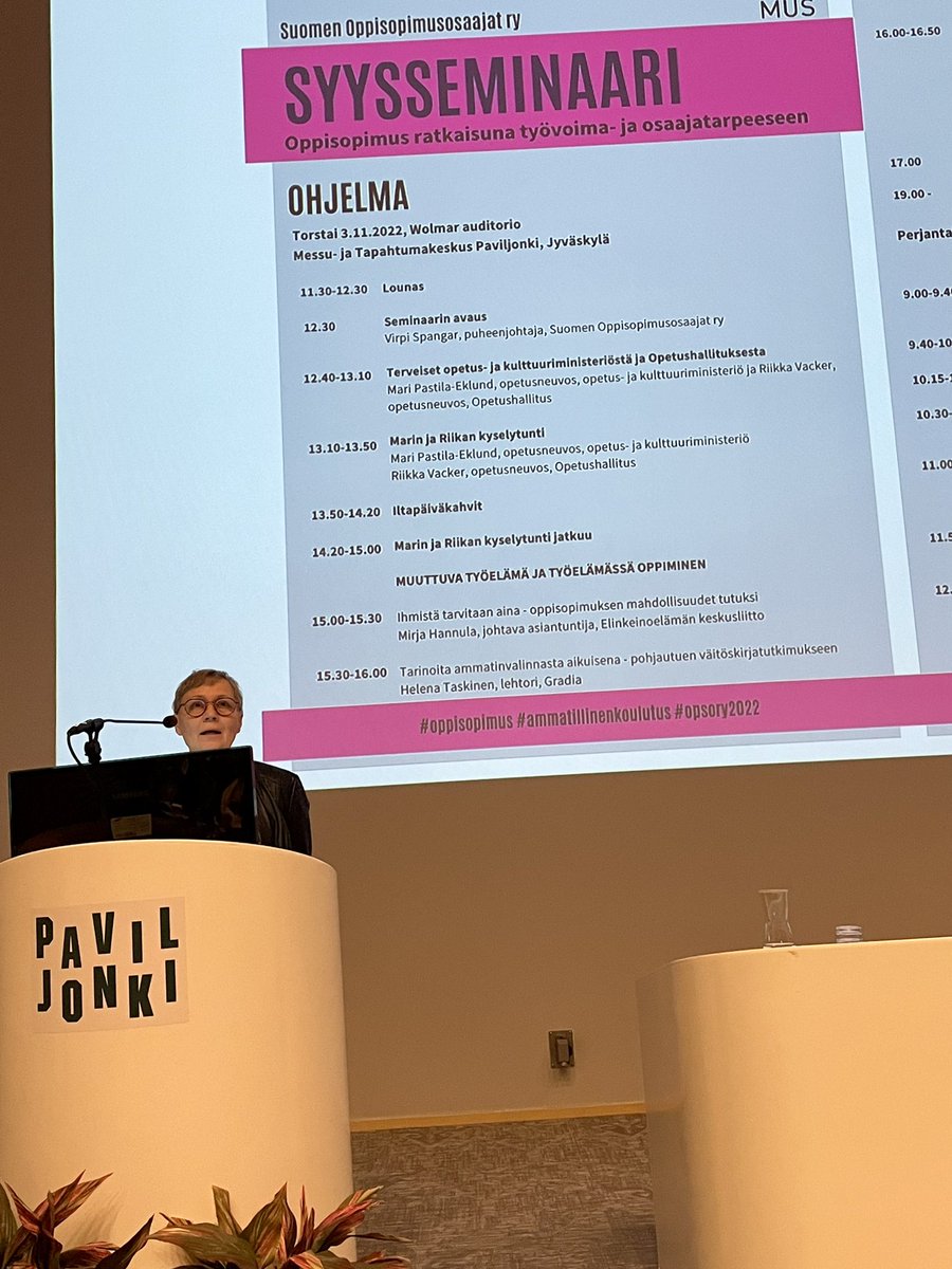 Suomen Oppisopimusosaajat ry:n pj <a href="/VSpangar/">Virpi Spangar</a> avasi oppisopimuksen syysseminaarin. Puheenjohtaja korosti avauspuheessaan oppisopimuskoulutukseen liittyvän tiedottamisen ja viestinnän merkitystä. #oppisopimus #ammatillinenkoulutus #opsory2022 #oppisopimusosaajat