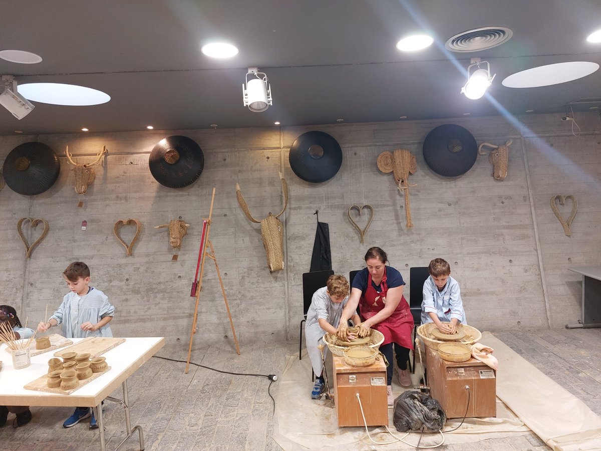 ArtesaniaRM's tweet photo. 📸 En estos momentos, en el Centro Regional de Artesanía de #Murcia, taller de alfarería con @VMaccorin para 42 alumnos del Colegio Jesús María https://t.co/l3J0G0F2Dh