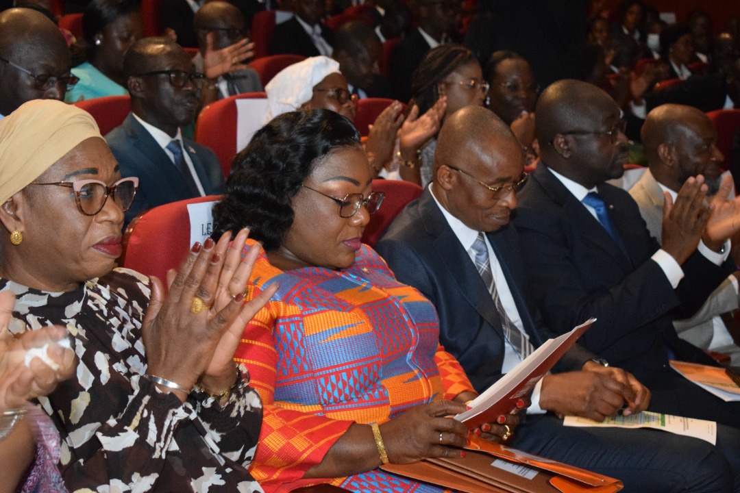FonctionCi's tweet photo. Le Ministre Anne Désirée OULOTO a procédé, ce mercredi 02 novembre 2022, à la remise des attestations de fin de formation aux 5696 candidats déclarés admis après leur formation en administration de base. C’était à la salle LOUGAH François du palais de la Culture de Treichville. https://t.co/MVugbETPtV