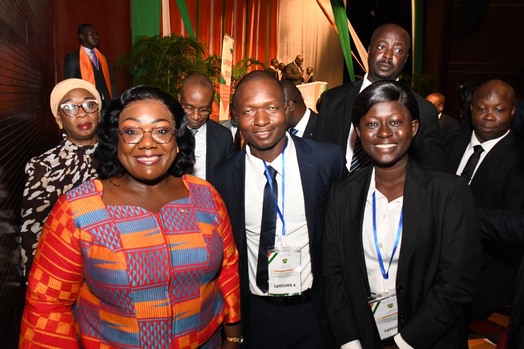 FonctionCi's tweet photo. Le Ministre Anne Désirée OULOTO a procédé, ce mercredi 02 novembre 2022, à la remise des attestations de fin de formation aux 5696 candidats déclarés admis après leur formation en administration de base. C’était à la salle LOUGAH François du palais de la Culture de Treichville. https://t.co/MVugbETPtV