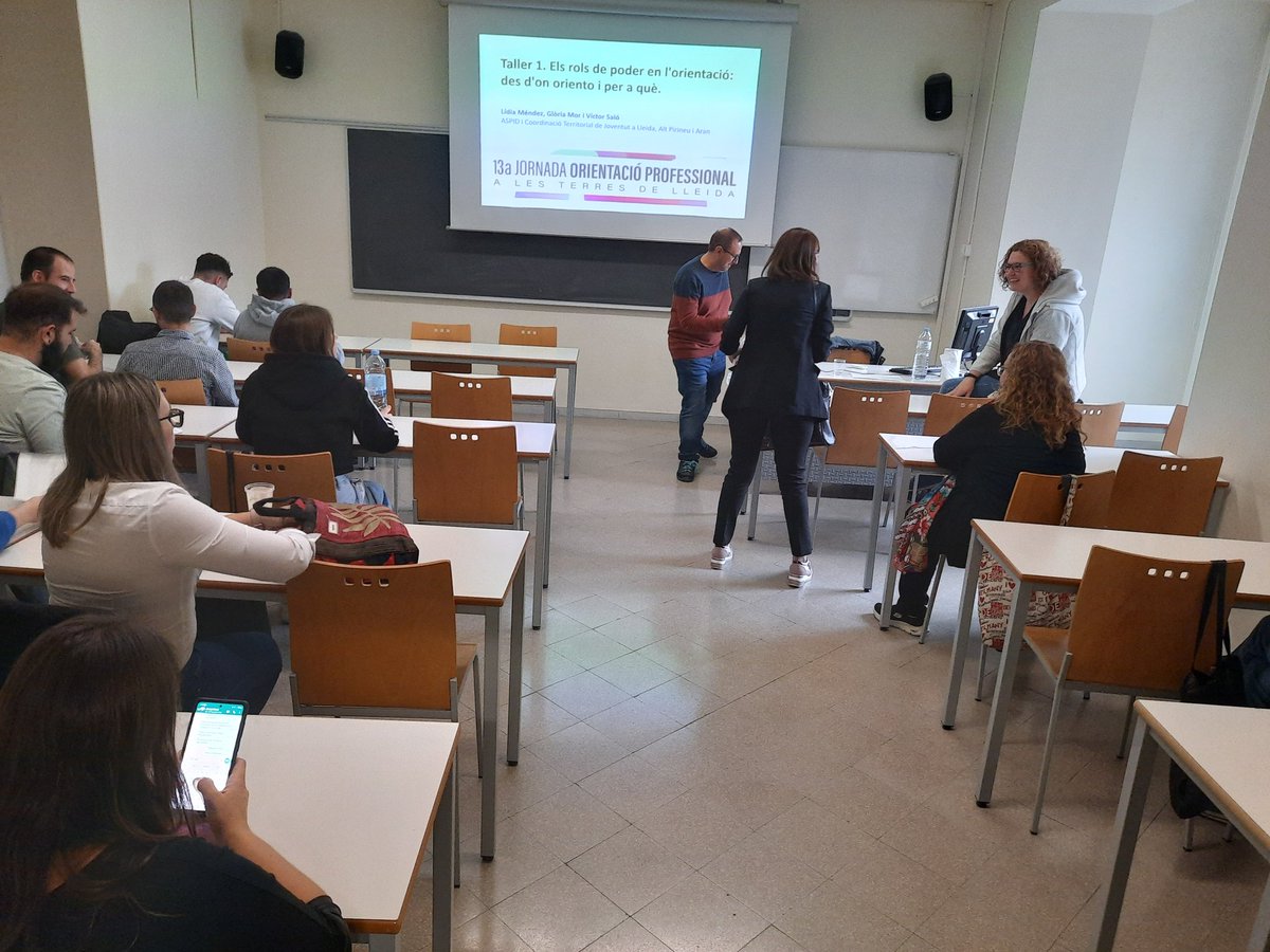 anton_not's tweet photo. Després de la pausa-cafè, continua la 13a JOP amb cinc tallers simultanis @orientalleida @IceUdl @UdL_info #orientalleida22 https://t.co/fwymNTMX91
