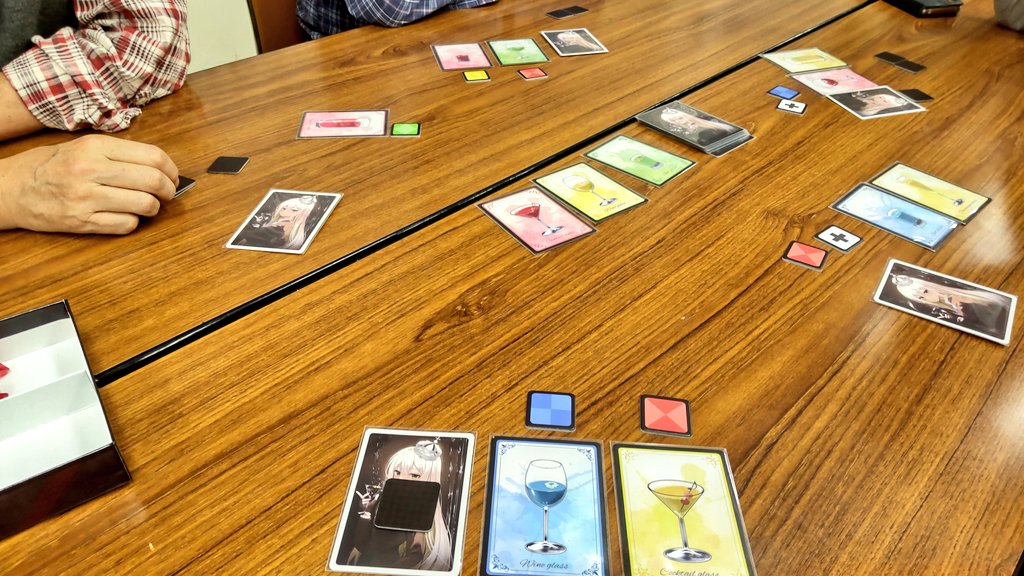 himaJINNIKI1001's tweet photo. 本日はマサイキリンさん(@masai_kirin)主催の北ボードゲーム会に参加しました!
遊んだボドゲ
花札
チリダイス
アルナック
#CocktailPoison
菓子道
40人以上集まるボドゲ会に参加したのは初めてなので🤔
ゲムマのゲームも遊べたのでとても満足!また遊びに行きたいですね。
#ボドゲ
#ボードゲーム会 https://t.co/ErkarfgsGG
