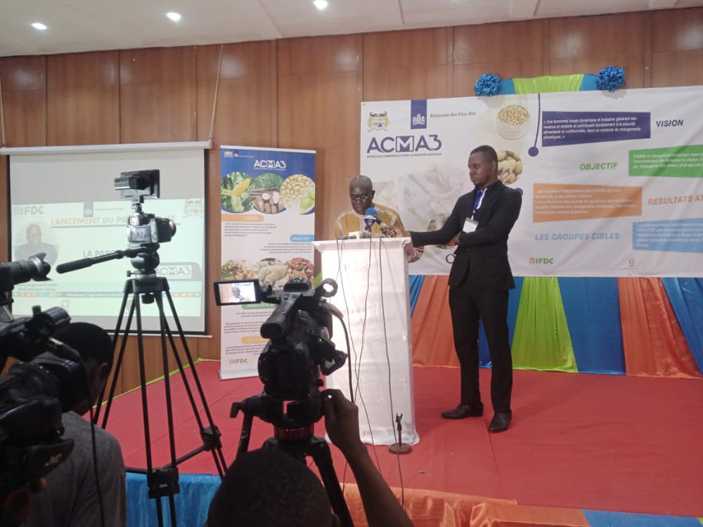 CherifathY's tweet photo. Dr DIAGANA BOCAR (Directeur Régional Adjoint de l'@IFDC) expose les réalisations du programme #ACMA2 qui ont été d'un grand succès 👏👏👏
#JPOBenin #ACMA3
@IFDCGlobal
@lemasayi @ACMA2BENIN @kokodolga @CARE_BeninTogo @100KIT @ToTjoelker @eboexson @rdjegbenou @hilaryadjalla https://t.co/EtDfnYodH8