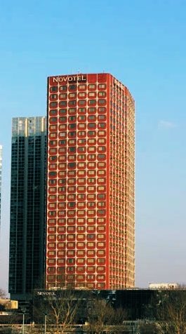 rapsodiafestiva's tweet photo. 🟥 L’EX-HÔTEL NIKKO, PARIS

🟥 Quartier Beaugrenelle 
🟥 Construite en 1976
🟥 Architectes: Jean-Claude  
      Le Bail et Julien Penven

📷
Un bloc d'aluminium rouge s'élevant sur 31 étages qui abritait autrefois le siège de Japan Airlines
@Dreamstime | https://t.co/fnBezRL4pk https://t.co/MqyIbFqPTV
