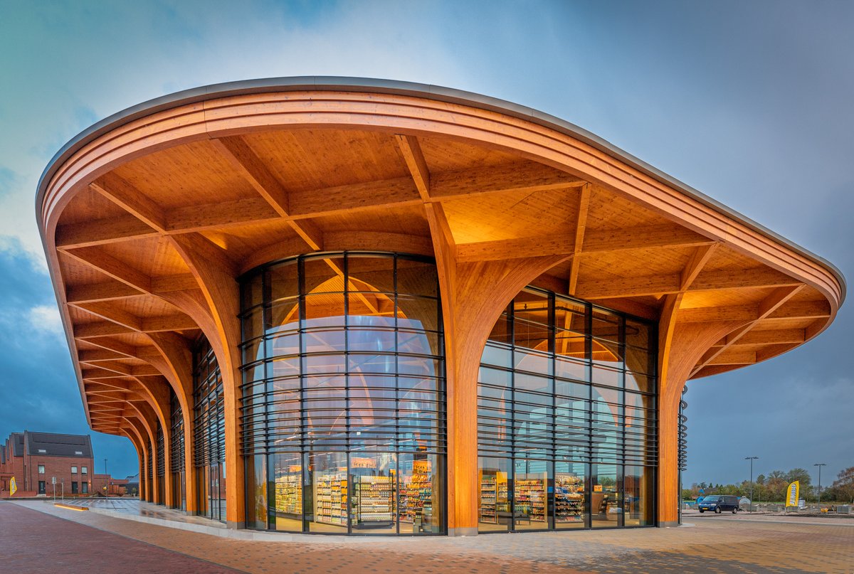 SUPERMARKT VAN DE TOEKOMST GEOPEND - Gisteren is SuperHub Meerstad officieel in gebruik genomen. In opdracht van #MWPO heeft De Zwarte Hond een centrumgebouw ontworpen met een volledig in hout uitgevoerde draagconstructie. bit.ly/3Cwb7cu

Fotografie: Jacco van der Zwan