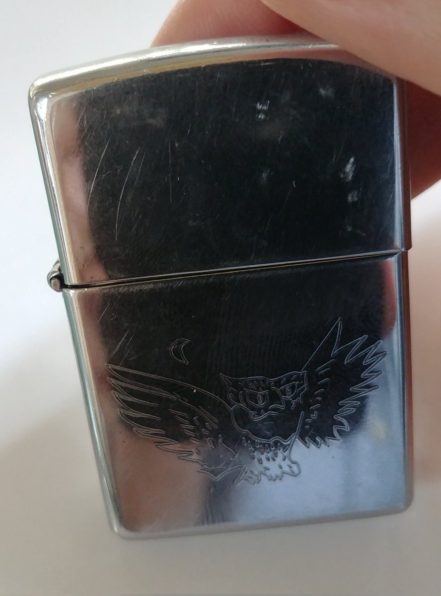 cafedelbuho's tweet photo. Vendo #Zippo del 2004 con grabado de búho. Mas rallado que los baños de Pachá pero con piedra, y mecha, nueva.
Precio: 25€
Con gasolina, listo para encender: 120€
#Pegos. https://t.co/mlc0wcvqUj