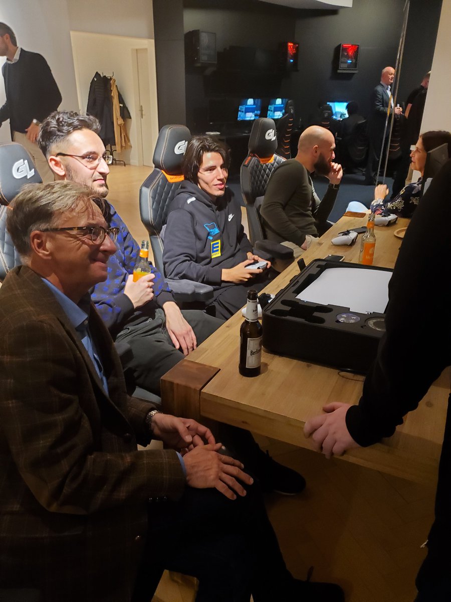 marketingberlin's tweet photo. Review zum MCB Clubabend bei  GamerLegion

Dienstag trafen sich alte und neue Clubmitglieder bei einem Bierchen, schauten hinter die Kulissen des Gaming House der GamerLegion am Ku'damm

#MCBer #Clubabend #GamerLegion #eSports #Gaming #HerthaBSC @gamerlegion @HerthaBSC https://t.co/b8Sv4sRJd1