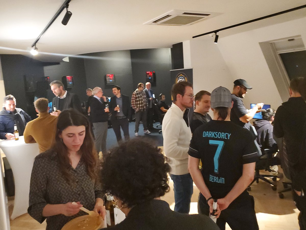 marketingberlin's tweet photo. Review zum MCB Clubabend bei  GamerLegion

Dienstag trafen sich alte und neue Clubmitglieder bei einem Bierchen, schauten hinter die Kulissen des Gaming House der GamerLegion am Ku'damm

#MCBer #Clubabend #GamerLegion #eSports #Gaming #HerthaBSC @gamerlegion @HerthaBSC https://t.co/b8Sv4sRJd1