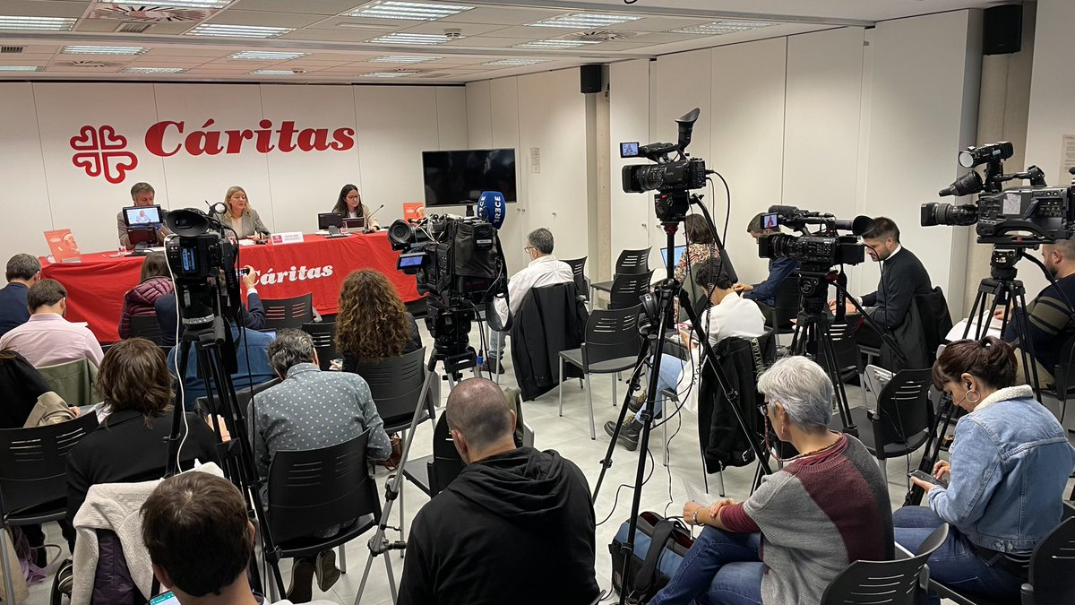 Paco_Cristobal's tweet photo. presentando en rueda de prensa el Informe Análisis y Perspectiva. “El coste de vida y estrategias familiares para abordarlo”:👇
https://t.co/fpCvulLChl
3 de cada diez hogares no cuentan con ingresos suficientes para alcanzar unas condiciones de vida dignas. @_FOESSA @_CARITAS https://t.co/QNpypvRdug