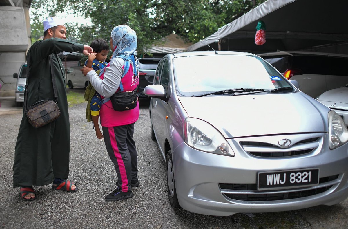 Hadiahkan kereta buat ibu tunggal Azimah Rahim yang tular kerja menghantar makanan sambil mengendong anak oku buta. 

Sebak sayu hati bila ziarah akak ni tadi. Kuatnya seorang ibu demi membesarkan anak dengan kerja menghantar makanan dengan mengendong anaknya.