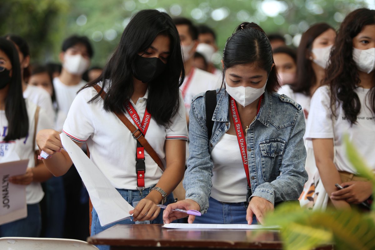 batspiocapitol's tweet photo. #HelpInMotion: Nagpatuloy ngayong araw, ika-3 ng Nobyembre 2022, ang pamamahagi ng financial assistance sa mga iskolar ng Kapitolyo para sa 1st semester ng Academic Year 2022-2023 sa Regina R. Mandanas Memorial DREAM Zone, Capitol Compound, Lungsod ng Batangas. https://t.co/7JLbwpkEr7