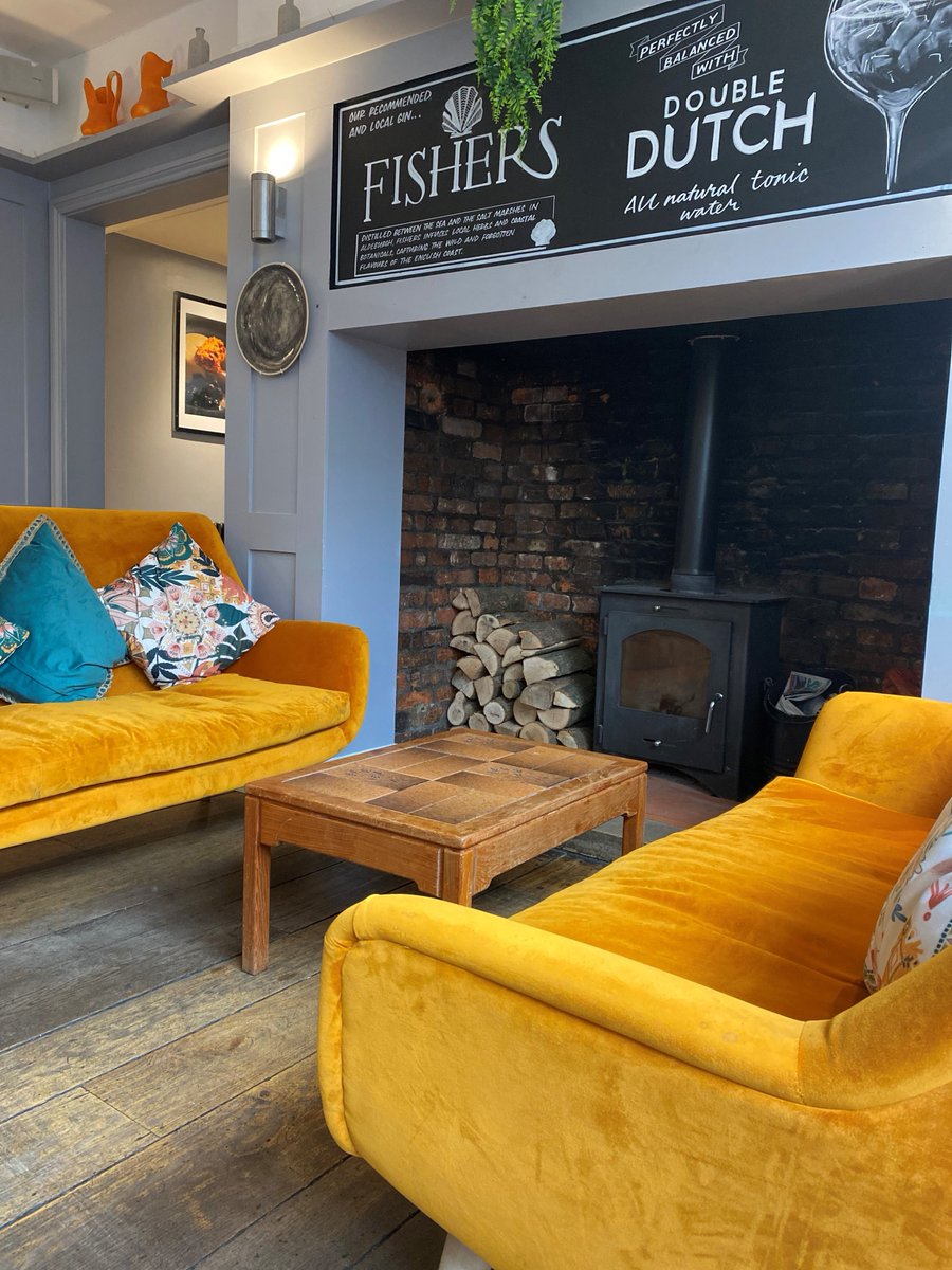 Gloomy days call for a hot drink in a comfy seat, wouldn't you agree? 

Stop by The Crown today and order yourself a coffee, tea or hot chocolate and settle down on one of our sofas...

We'll be here all day 💭☕