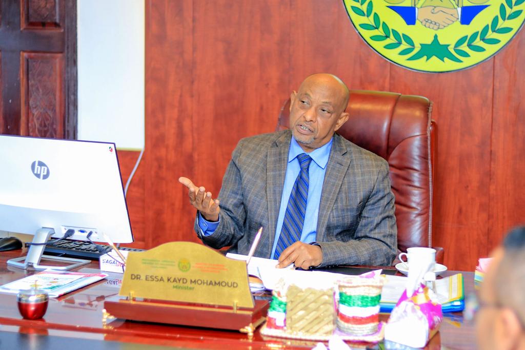 SLNDGGC's tweet photo. Intii uu kulanku socday waxa uu guddoomiyaha komishanka Maamul Wanaaga JSL Md Liibaan Ismaaciil Cabdilaahi uu wasiirka la wadaagay kuna wareejiyay natiijada  qiimayn uu komishanka Maamul wanaagu ku sameeyey Wasaaraddaasi. https://t.co/ZYRPUKtwvZ