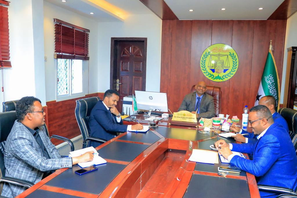 SLNDGGC's tweet photo. Intii uu kulanku socday waxa uu guddoomiyaha komishanka Maamul Wanaaga JSL Md Liibaan Ismaaciil Cabdilaahi uu wasiirka la wadaagay kuna wareejiyay natiijada  qiimayn uu komishanka Maamul wanaagu ku sameeyey Wasaaraddaasi. https://t.co/ZYRPUKtwvZ