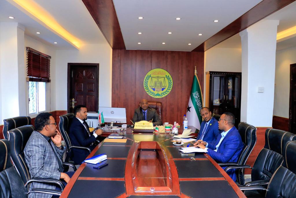SLNDGGC's tweet photo. Intii uu kulanku socday waxa uu guddoomiyaha komishanka Maamul Wanaaga JSL Md Liibaan Ismaaciil Cabdilaahi uu wasiirka la wadaagay kuna wareejiyay natiijada  qiimayn uu komishanka Maamul wanaagu ku sameeyey Wasaaraddaasi. https://t.co/ZYRPUKtwvZ