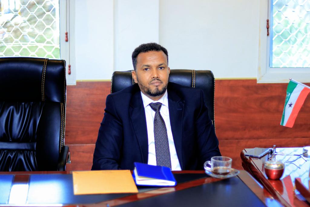 SLNDGGC's tweet photo. Intaasi kadibna Wasiirka Wasaaradda Arrimaha Dibadda Dr.Ciise Kayd ayaa Komishanka ku bogaadiyey shaqada fiican ee ay Qaranka u hayaan, sidoo kalena wasiirku waxaa uu balan qaaday inay fulin doonaan natiijada, Talooyinka iyo Toosinta ku xusan Warbixintan uu @SLNDGGC la wadaagay https://t.co/We20HljTPQ