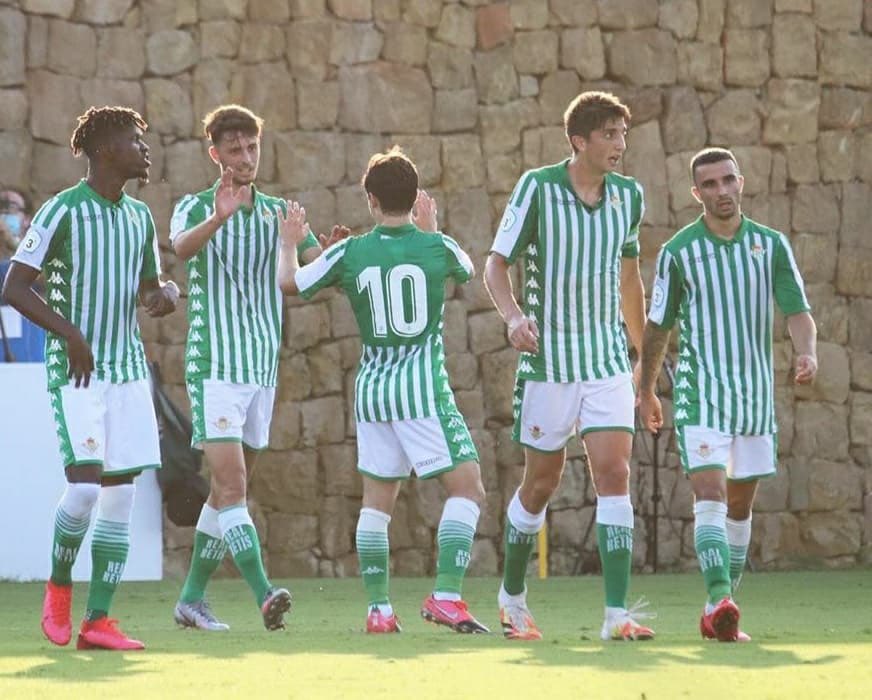 Feliz cumpleaños <a href="/raulgdh9/">Raúl García de Haro</a>! 🙌🏼🎂 Buenos recuerdos en la <a href="/RBetisCantera/">Real Betis Cantera</a>!! 😉💚 #MushoBetis #TBT