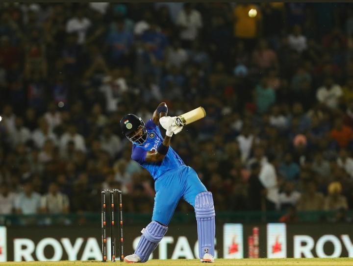 RealityWatch1's tweet image. Best all-rounder in the world right now?

 like ❤️For Shadab khan
 RT 🔁for Hardik Pandya

#T20worldcup #PAKvsSA #PAKvSA