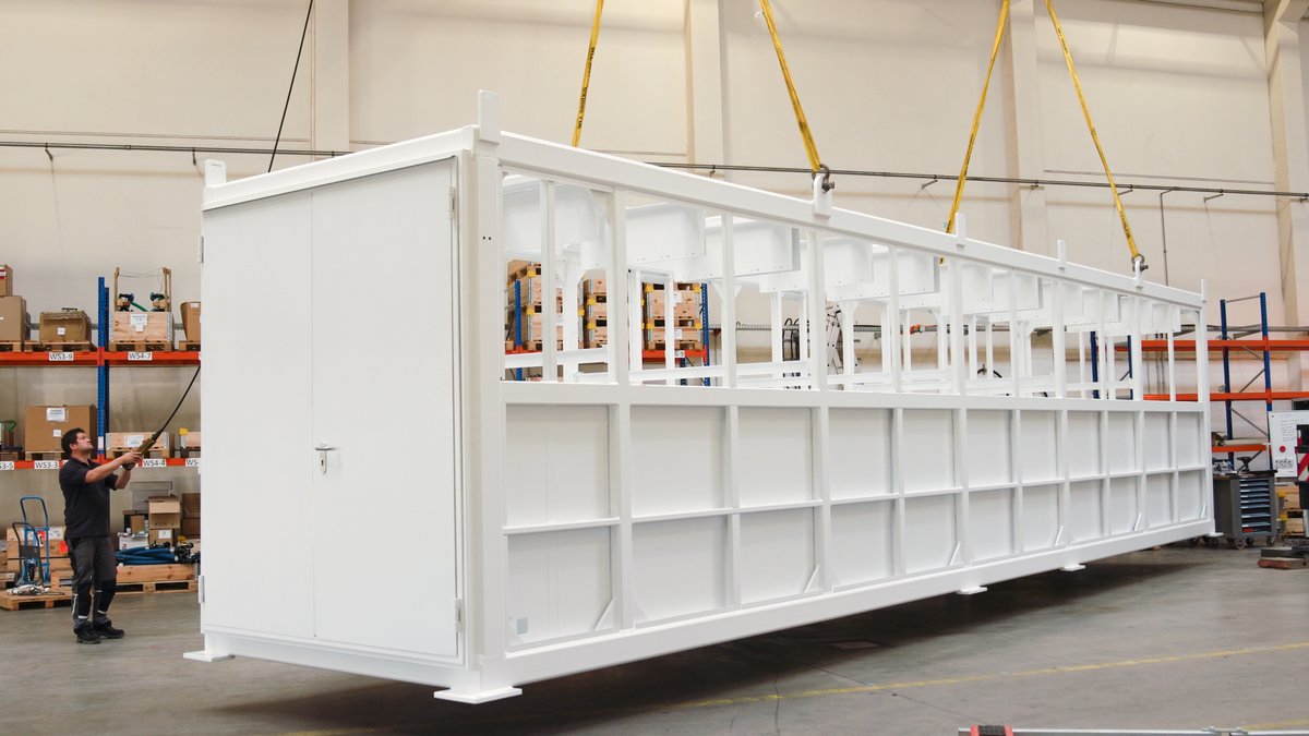 Dieser Woche wurde es spannend. Unser Container verließ die Produktionshalle, diese blieb aber nicht lange leer - eine neue Hülle für ein weiteres Projekt wurde angeliefert!