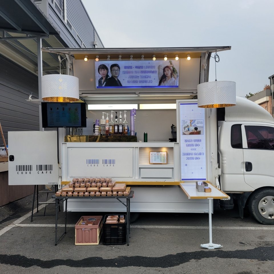 seondeok10th's tweet photo. 커피차 서포트 2일에 무사히 진행되었습니다💜 성원에 감사드립니다.

작가님들 인증샷은 카페에 올려두었습니다.

작가님들께서 글도 남겨주셨으니 간만에 방문해보세요💜 https://t.co/SZt2fOZ6bu