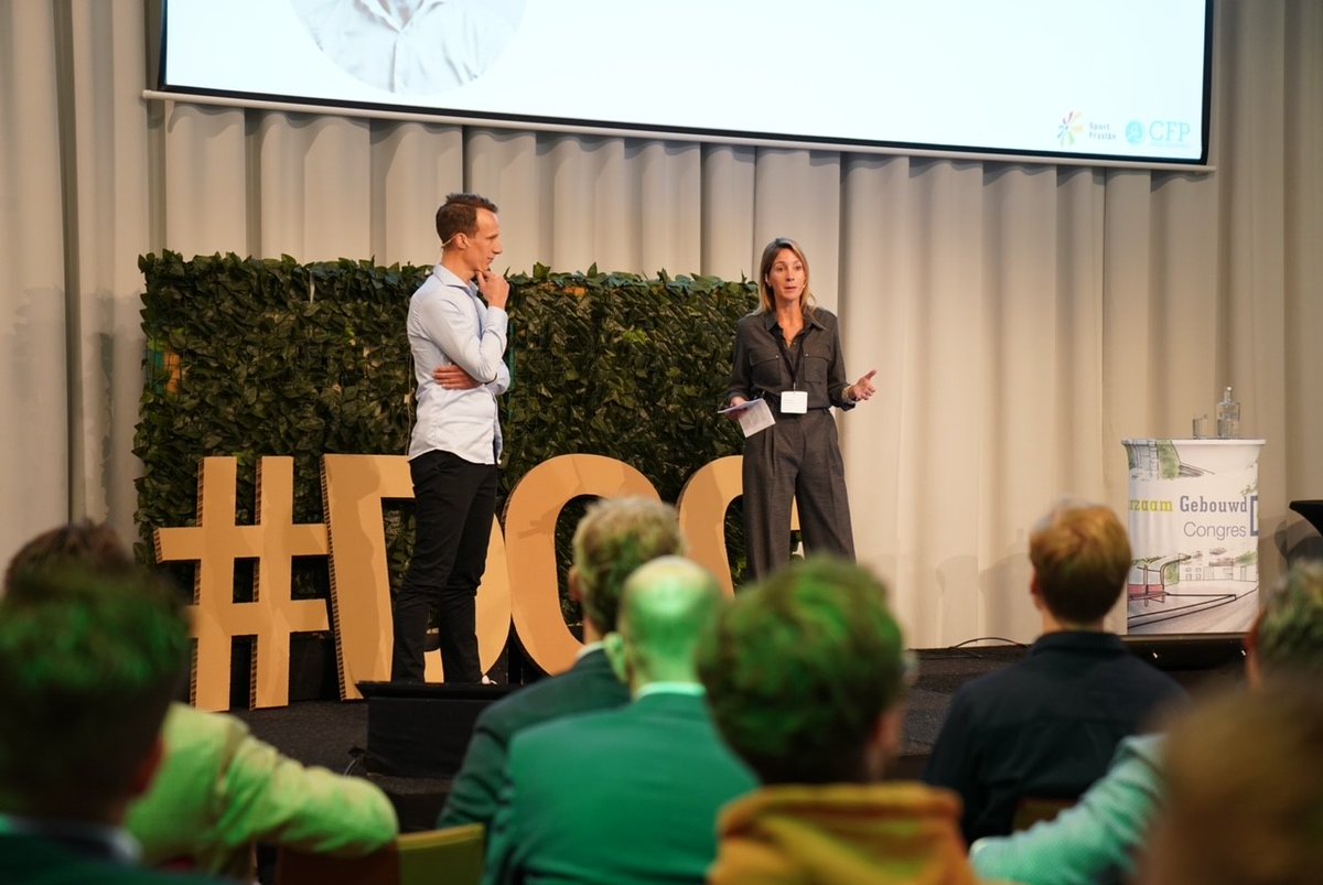 Johan Spijksma van <a href="/SportFryslan/">Sport Fryslân</a> en <a href="/LimoreNoach/">Limore Noach</a> van <a href="/CFPduurzaamheid/">CFP</a> laten zien hoe sportlocaties in de gehele provincie Friesland momenteel verduurzaamd worden. Gemak, betaalbaarheid en schaalbaarheid staan hierbij centraal. #dgc #dgcongres #klimaatneutraalin2030 #hetkanwel