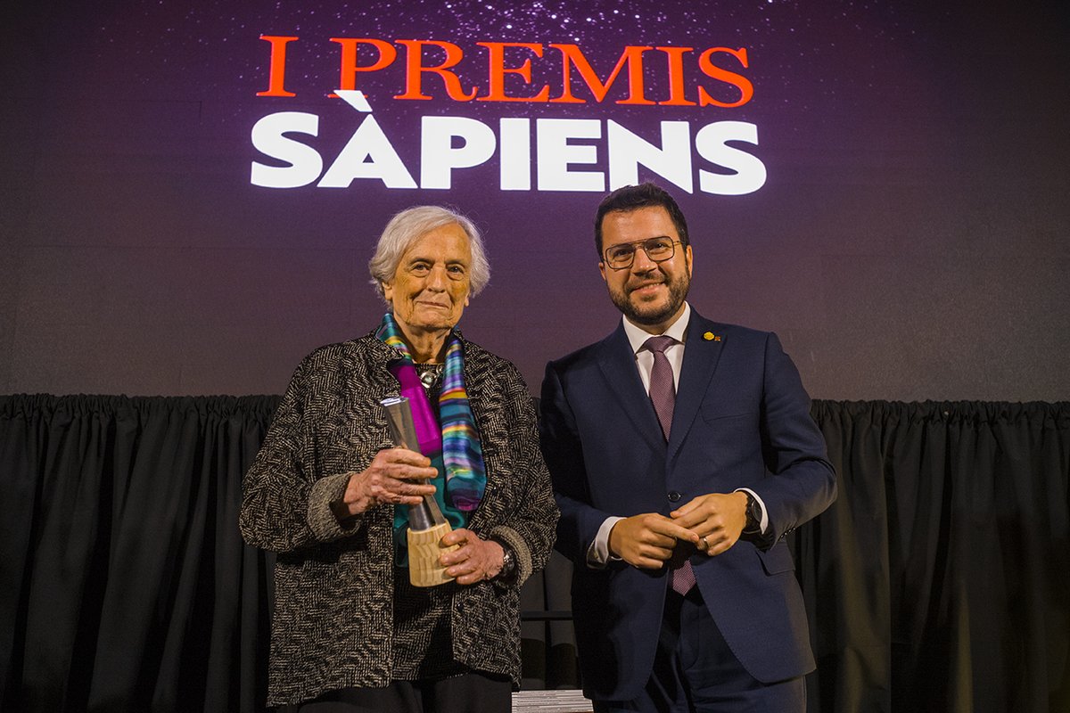 sapienscat's tweet photo. [FIL] 1) Ahir, Eulàlia Duran va ser guardonada amb el Premi d'Honor de la Història a #LaNitdelaHistòria, la gala de lliurament dels I #PremisSàpiens que vam celebrar al @MuseuMaritim amb motiu del 20è aniversari de SÀPIENS. 🏆

Però ella no va ser l'única premiada. 👇 https://t.co/r4ZWPbM3Yx