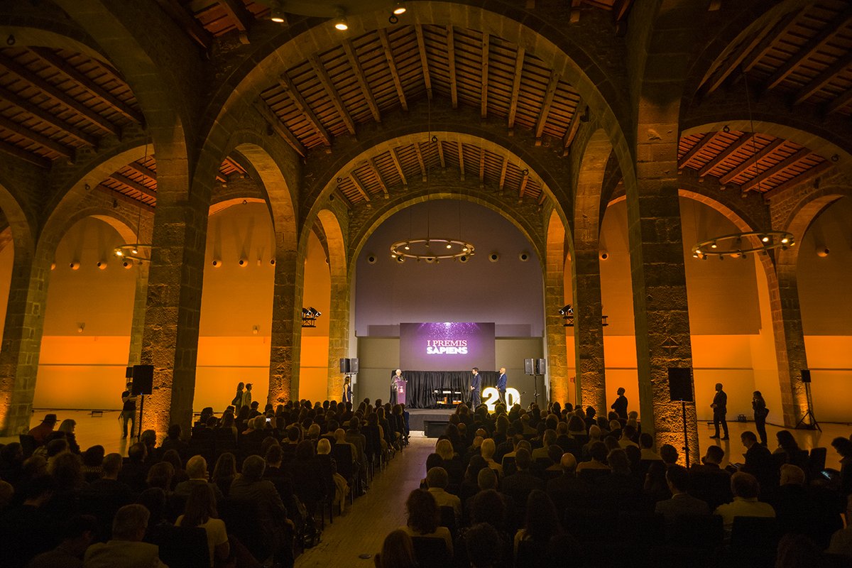 sapienscat's tweet photo. [FIL] 1) Ahir, Eulàlia Duran va ser guardonada amb el Premi d'Honor de la Història a #LaNitdelaHistòria, la gala de lliurament dels I #PremisSàpiens que vam celebrar al @MuseuMaritim amb motiu del 20è aniversari de SÀPIENS. 🏆

Però ella no va ser l'única premiada. 👇 https://t.co/r4ZWPbM3Yx