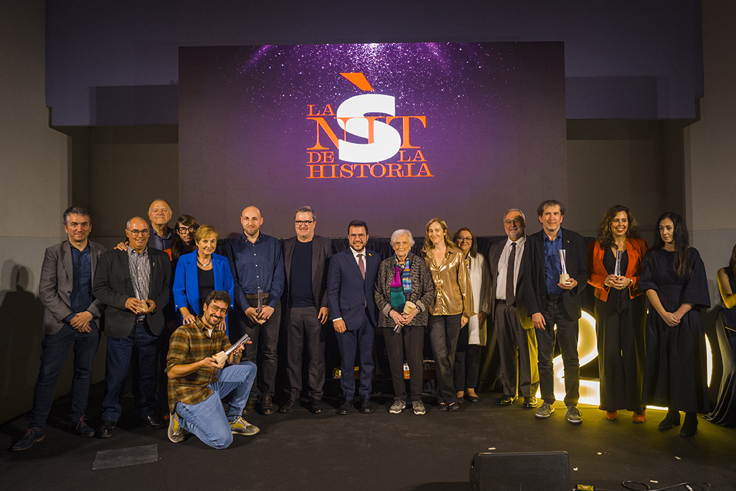 sapienscat's tweet photo. [FIL] 1) Ahir, Eulàlia Duran va ser guardonada amb el Premi d'Honor de la Història a #LaNitdelaHistòria, la gala de lliurament dels I #PremisSàpiens que vam celebrar al @MuseuMaritim amb motiu del 20è aniversari de SÀPIENS. 🏆

Però ella no va ser l'única premiada. 👇 https://t.co/r4ZWPbM3Yx