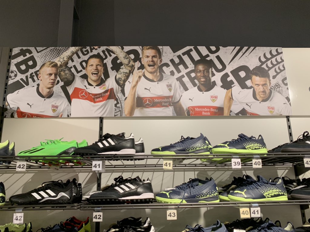 Das Sportgeschäft könnte seiner VfB-Werbung auch mal wieder ein kleines Update verpassen. #VfB