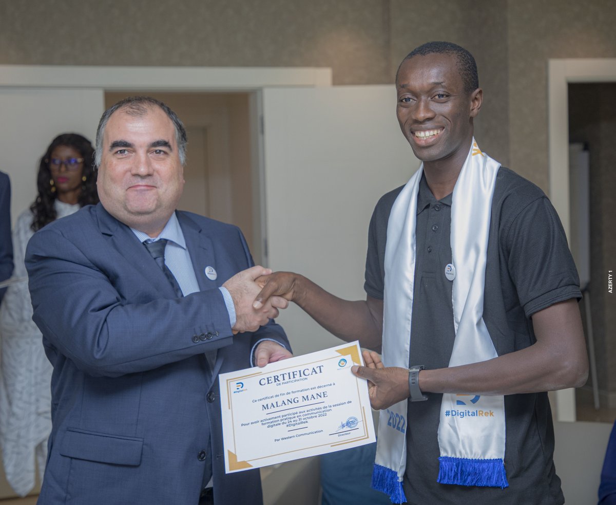 ✅ DigitalRek 

🔴 M. Malang Mané de l'Ong Enfance Et Paix Casamance, recevant son certificat de fin de formation des mains de Son Excellence M. Nicolae Nastase, Ambassadeur de Roumanie au Sénégal. 

👉🏼 Prochaine session du 21 au 28 nov. Inscrivez-vous bit.ly/3sVwlvR
