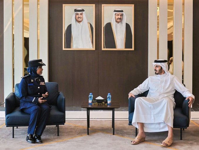 mareaam98's tweet photo. استقبل سعادة الشيخ خليفة بن حمد آل ثاني ، قائد عمليات أمن بطولة كأس العالم FIFA قطر 2022™️ صباح اليوم بمقر قوة الامن الداخلي (لخويا) المقدّم/ شيخة بنت عاشور الحمبصية قائد الشرطة النسائية المشاركة من سلطنة عمان الشقيقة في قوة أمن البطولة. https://t.co/wMYQ7yS6sj