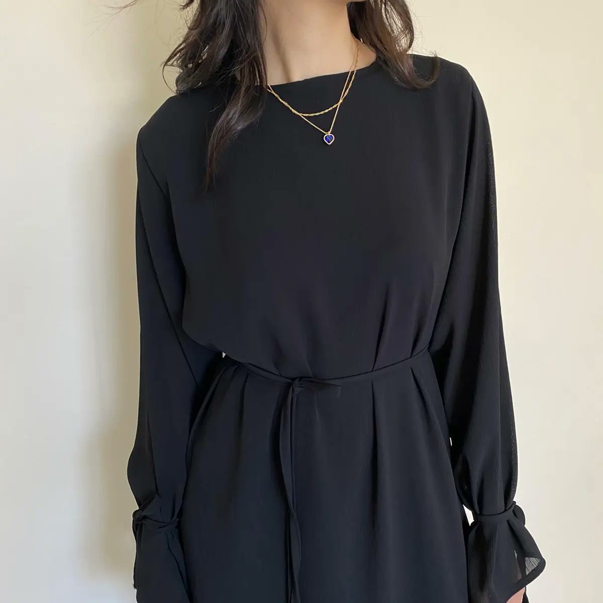 Hem sade hem şık 🤍
Siyah bağlamalı elbise ücretsiz kargo ile sadece 300₺💫