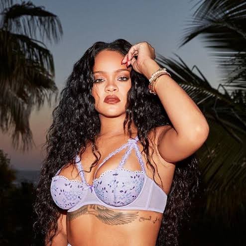 choquei's tweet photo. 🚨FAMOSOS: Johnny Depp será um convidado de destaque do desfile ‘Savage X Fenty’ da Rihanna, afirma o TMZ. https://t.co/gFCsrKo4L0