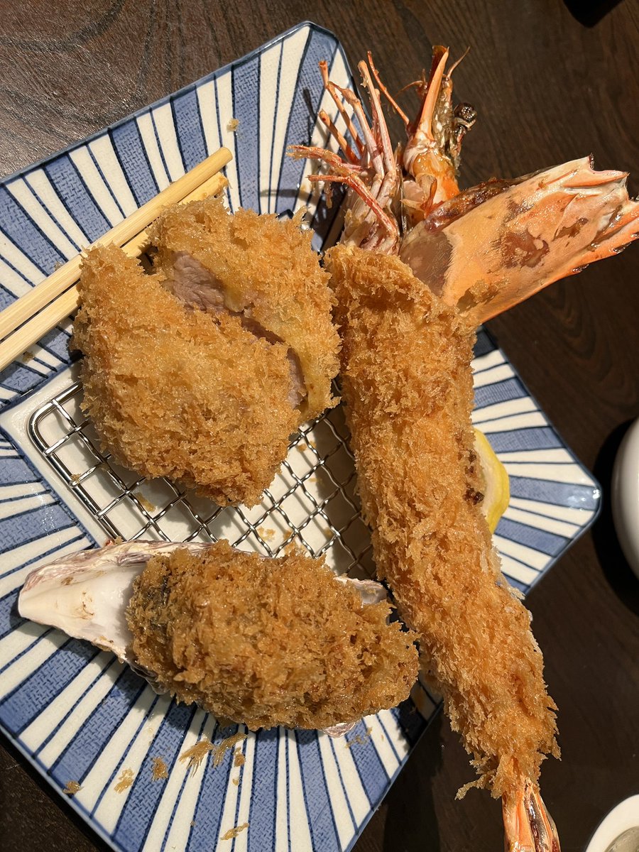 moguyon's tweet photo. 海老フライの大きさ https://t.co/XK9661aHb1