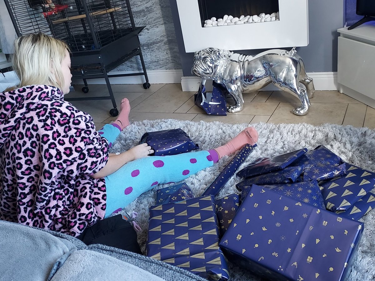 Carrick_Girl's tweet image. Sooooo she's Wrapping Christmas presents while watching Polar express 🙈🤦🏼‍♀️🎅🎄
#3rdnovember 🤭
She loves it 🥰