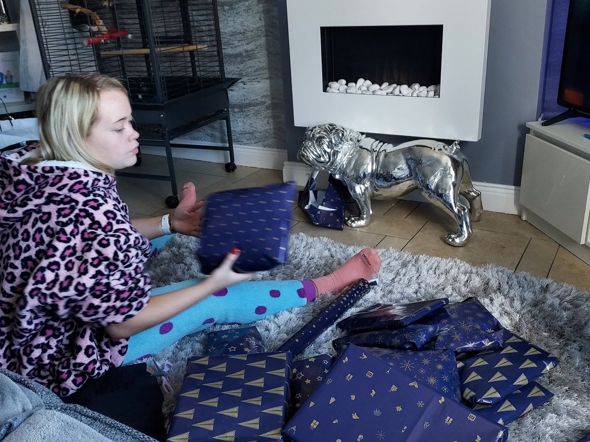 Carrick_Girl's tweet image. Sooooo she's Wrapping Christmas presents while watching Polar express 🙈🤦🏼‍♀️🎅🎄
#3rdnovember 🤭
She loves it 🥰