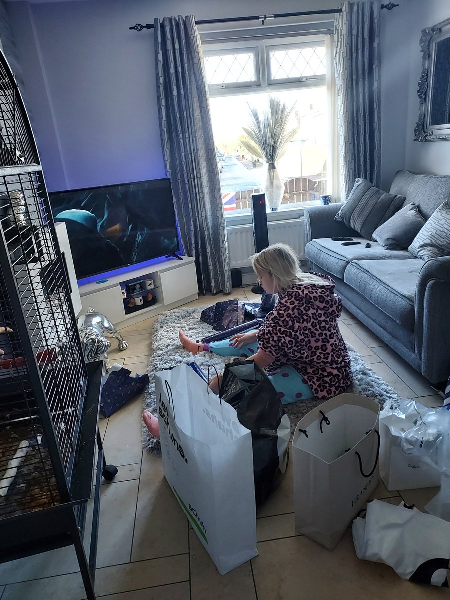 Carrick_Girl's tweet image. Sooooo she's Wrapping Christmas presents while watching Polar express 🙈🤦🏼‍♀️🎅🎄
#3rdnovember 🤭
She loves it 🥰