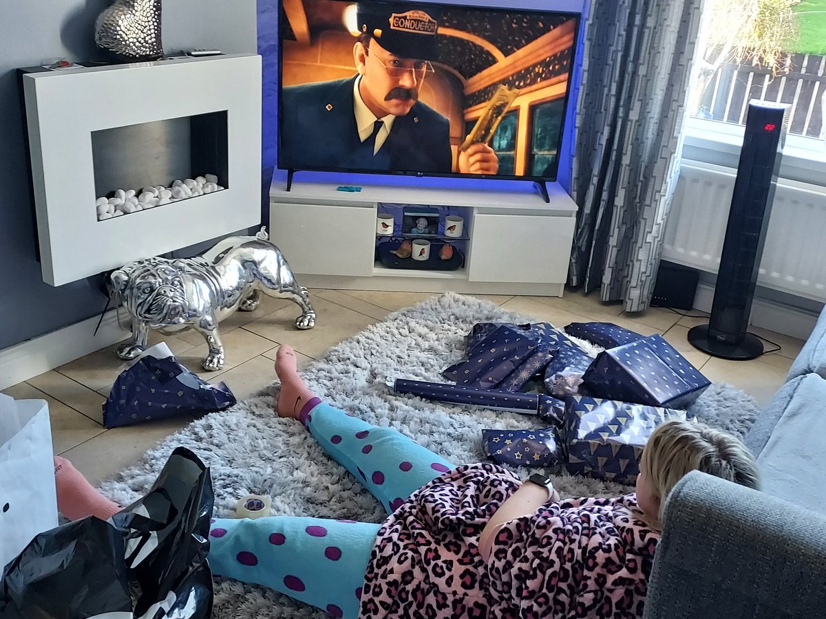 Carrick_Girl's tweet image. Sooooo she's Wrapping Christmas presents while watching Polar express 🙈🤦🏼‍♀️🎅🎄
#3rdnovember 🤭
She loves it 🥰