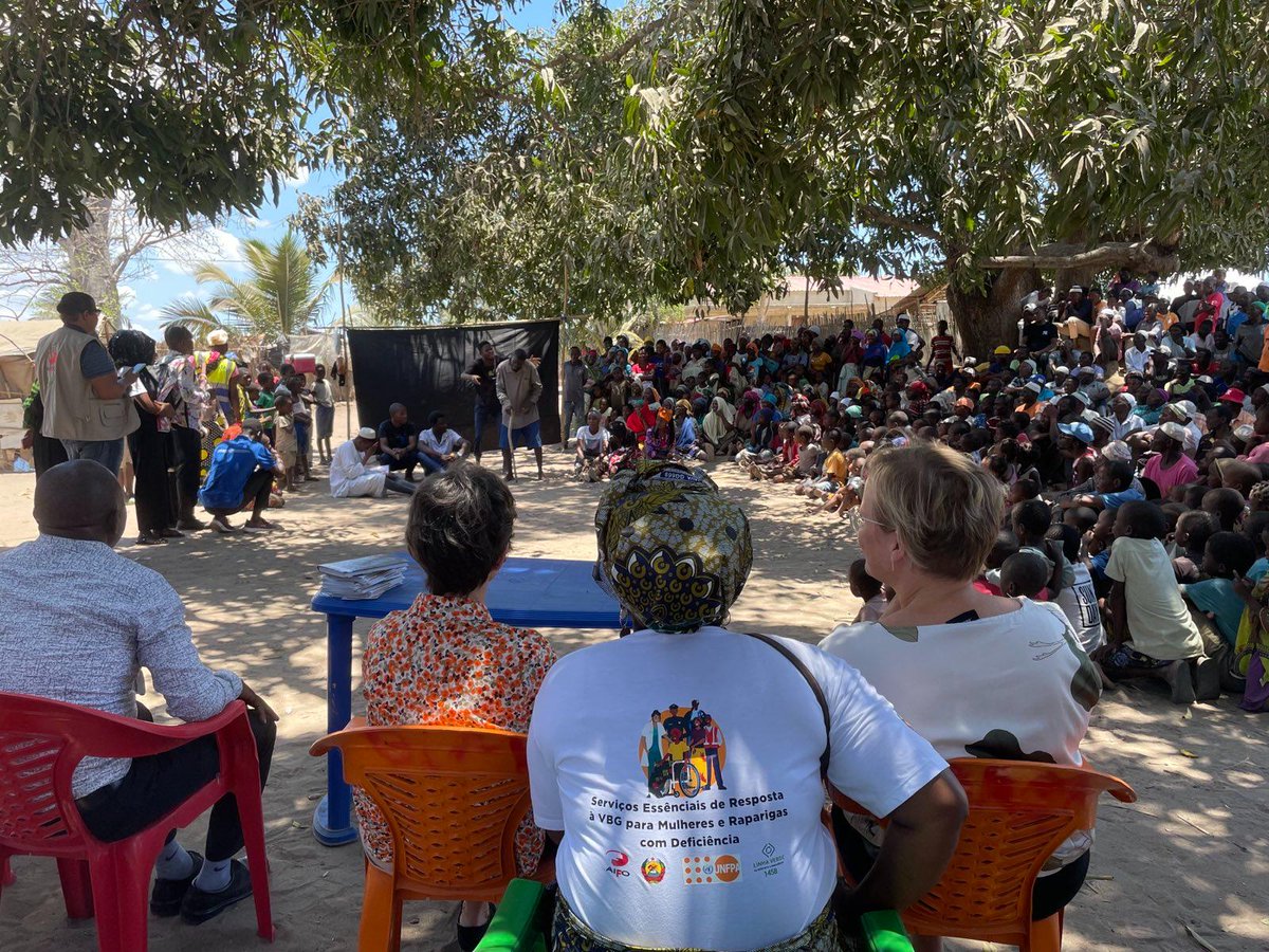With an increased focus on #LeavingNoOneBehind, particularly in areas impacted by conflict, delegates from #Finland 🇫🇮 and <a href="/UNFPAMocambique/">UNFPA em Moçambique</a>, joined a 📢 community awareness session led by partner <a href="/aifomoz/">AIFO</a> in #CaboDelgado on disability inclusion the prevention of 🛑 #GBV.