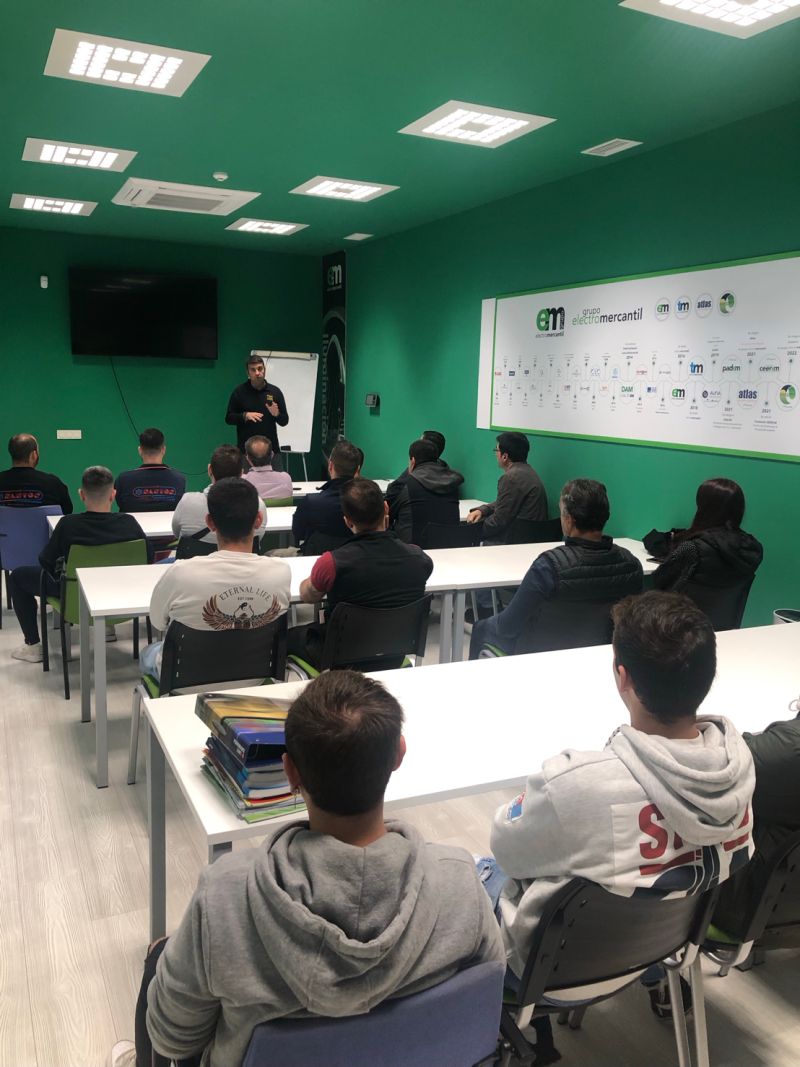 ISOVERes's tweet photo. 👷‍♂️👷‍♀️Profesionales y alumnos de formación profesional aprenden así a optimizar su tiempo, materiales e instalaciones en la formación de #CLIMAVER que estamos realizando en las instalaciones del @EM_DAM en #Badajoz.

💛#MakingTheWorldABetterHome https://t.co/ArYRRS0oFZ