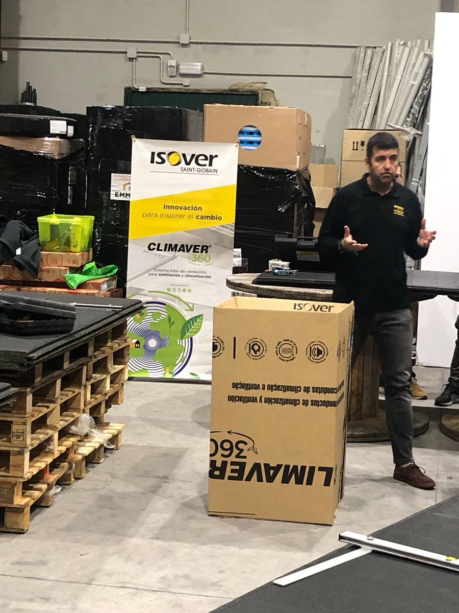 ISOVERes's tweet photo. 👷‍♂️👷‍♀️Profesionales y alumnos de formación profesional aprenden así a optimizar su tiempo, materiales e instalaciones en la formación de #CLIMAVER que estamos realizando en las instalaciones del @EM_DAM en #Badajoz.

💛#MakingTheWorldABetterHome https://t.co/ArYRRS0oFZ