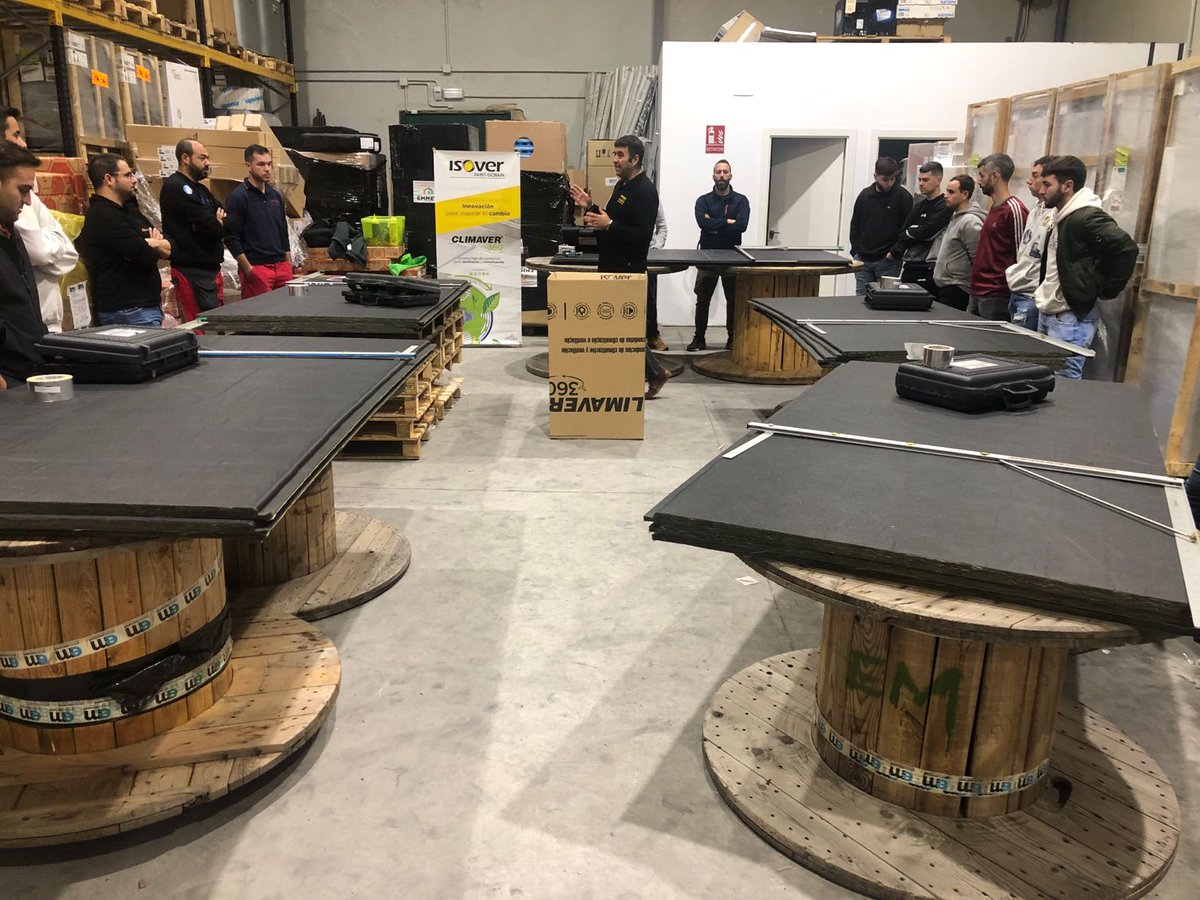 ISOVERes's tweet photo. 👷‍♂️👷‍♀️Profesionales y alumnos de formación profesional aprenden así a optimizar su tiempo, materiales e instalaciones en la formación de #CLIMAVER que estamos realizando en las instalaciones del @EM_DAM en #Badajoz.

💛#MakingTheWorldABetterHome https://t.co/ArYRRS0oFZ
