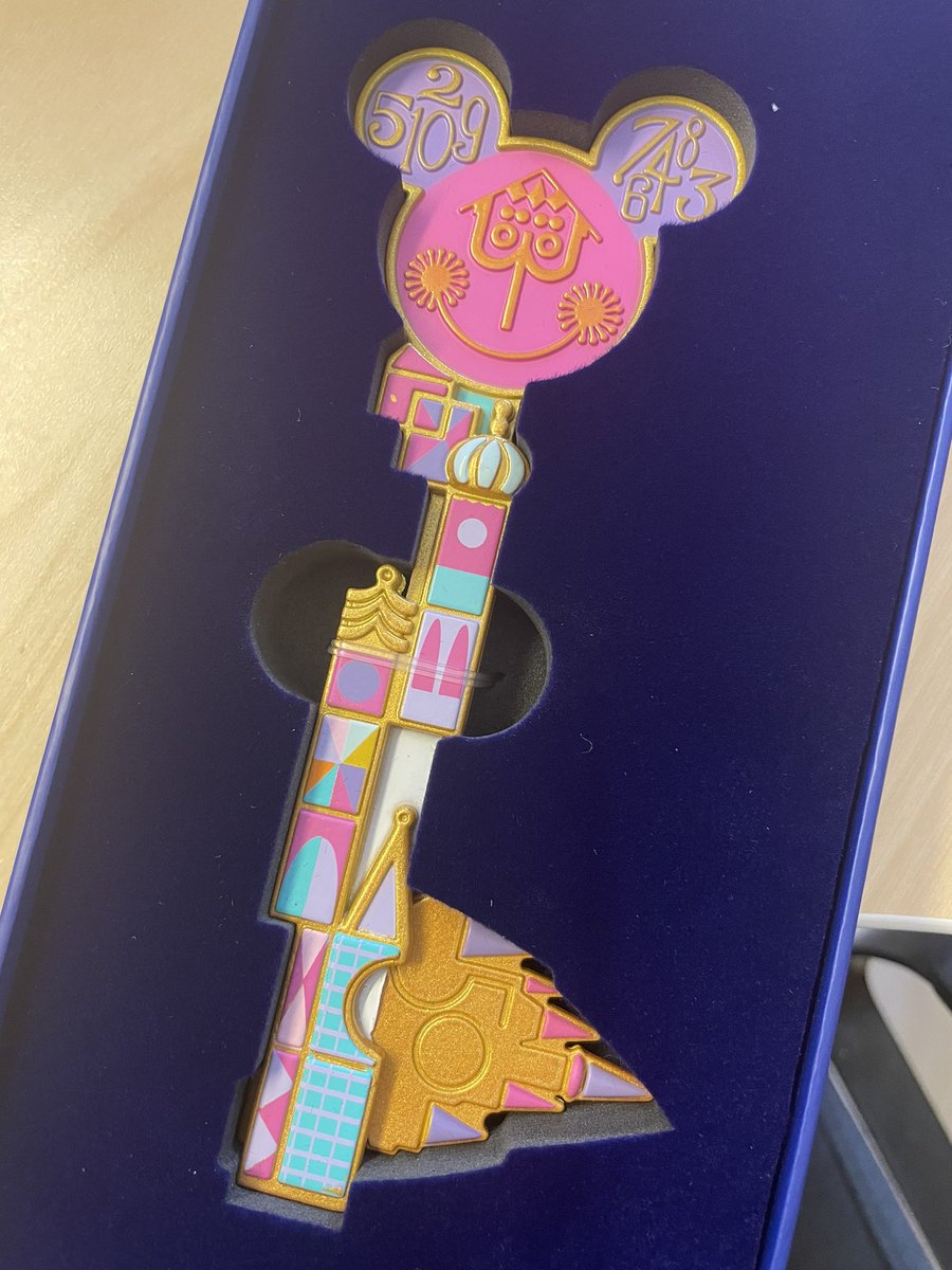fgilj's tweet photo. Me he calentado con una de las llaves de colección de Disney? Obvio… 
#disney #itssmallworld #disneykey #disneykeys https://t.co/HGr9Iu6q5h